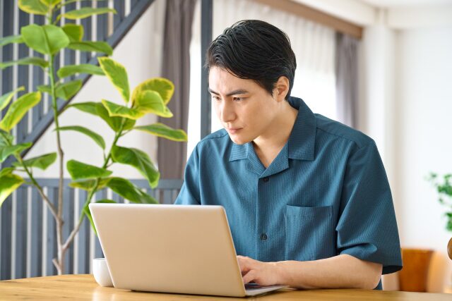 相談の内容を振り返って考える様子