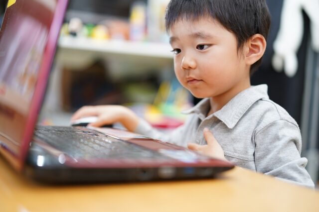 プログラミング教室で学ぶ子供の様子