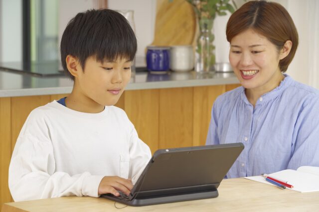 タブレットで学習に取り組む子供の様子