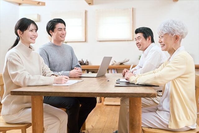 子供に合う教室を親子で話し合う様子