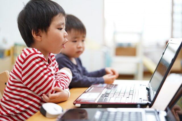 自宅でオンライン学習に取り組む子供の様子