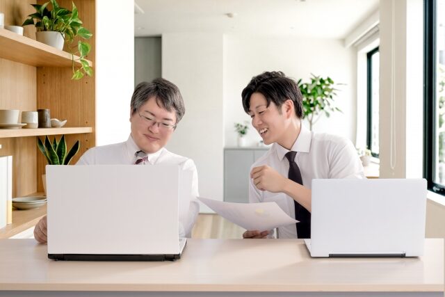 複数の教室を比較検討する父親の様子