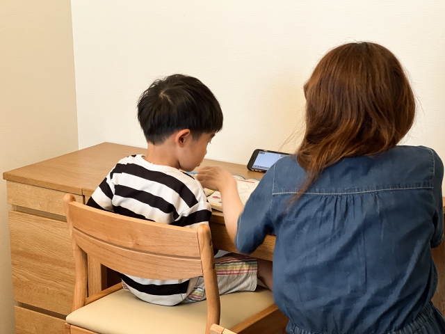 子供の将来を考える親の様子