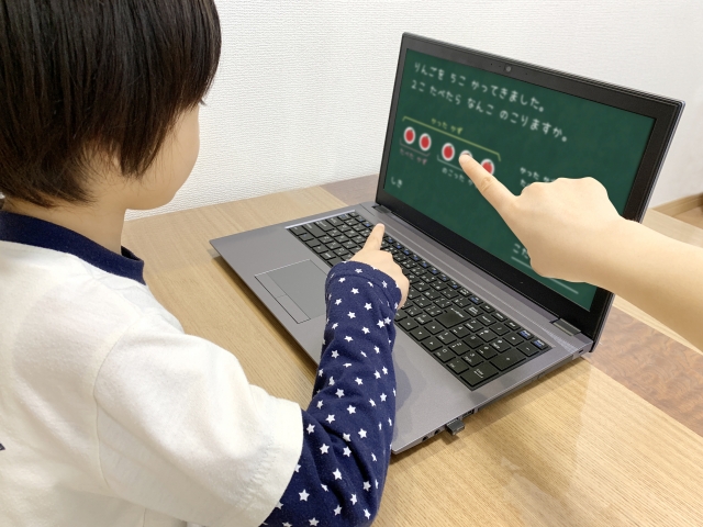 親子で一緒にパソコンを試す様子