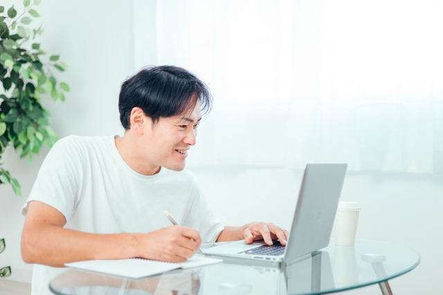 在職しながら自宅で学ぶ親の様子