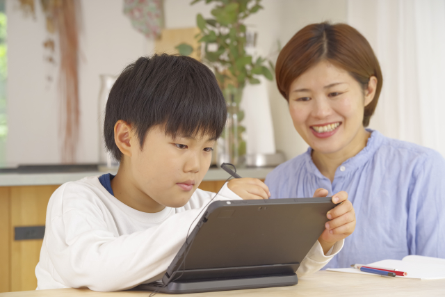 家庭で子どもと一緒に学ぶ親子の様子