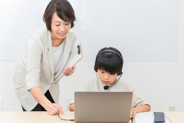 プログラミングを学ぶ子どもの様子