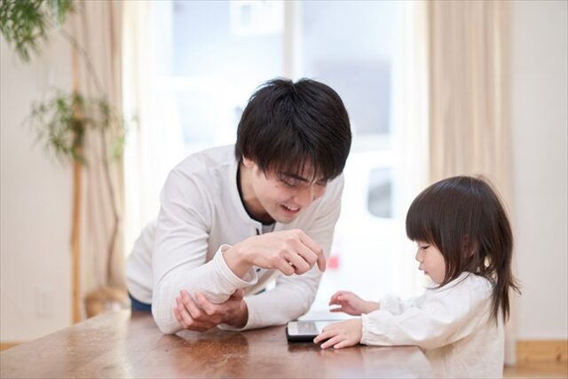 親子で一緒にタブレットを使う様子