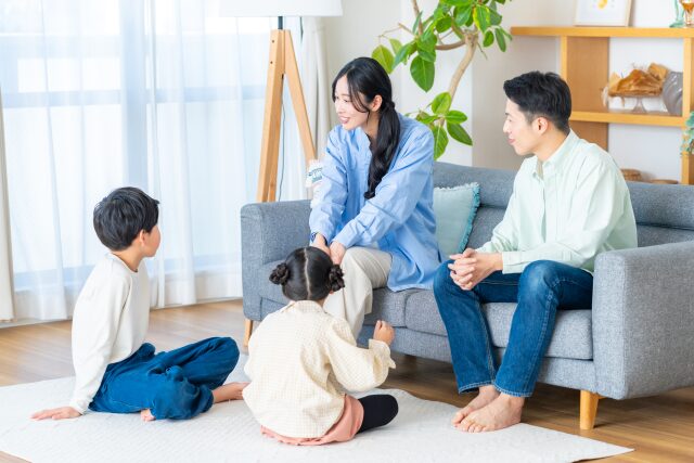 子どもに穏やかに語りかける親の様子