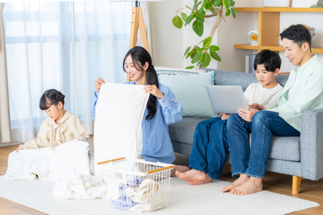 リビングで子供と笑顔で会話する親