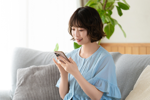 スマホで解説動画を見る母親
