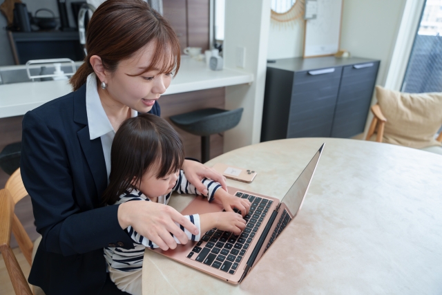 パソコンで子供と一緒にプログラミングに取り組む様子